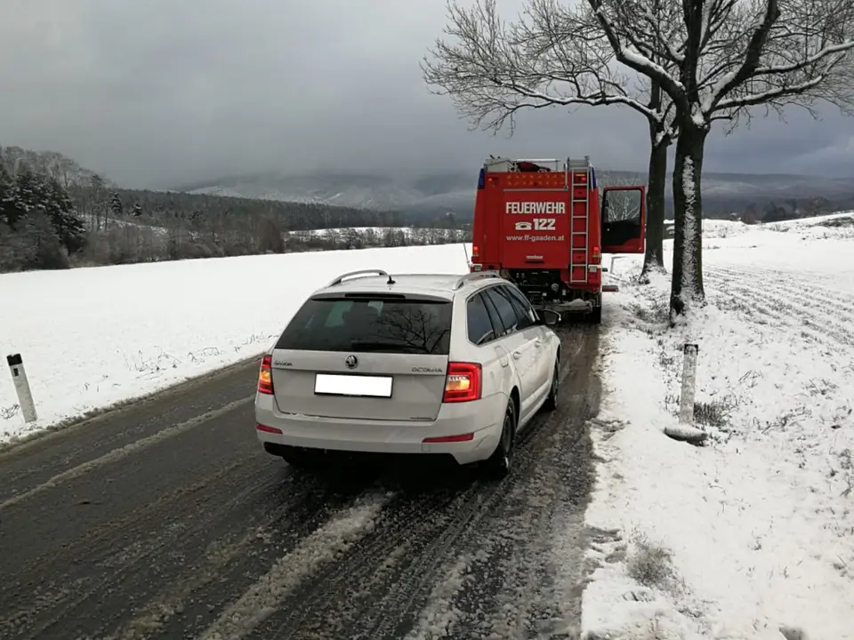 Fahrzeugbergungen nach Schneefall – Foto 1 von 2