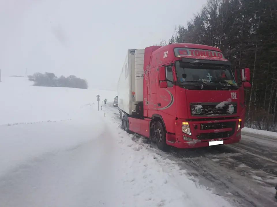 Winterliche LKW-Bergung – Foto 1 von 2