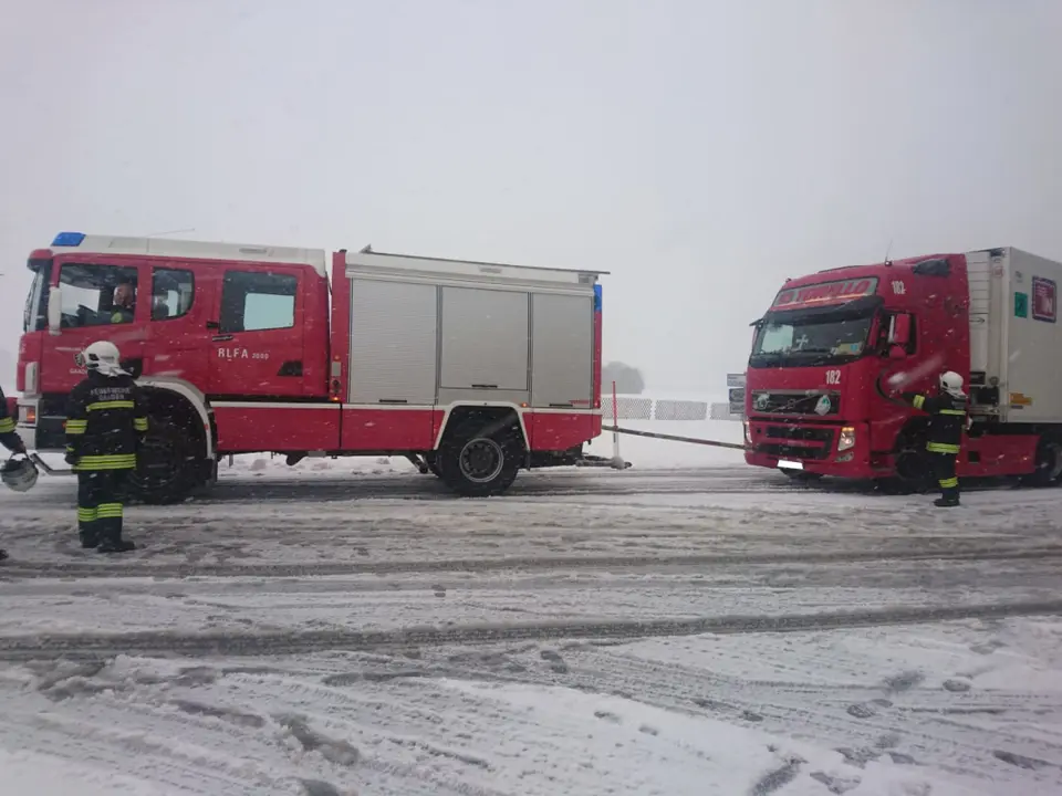 Winterliche LKW-Bergung – Foto 2 von 2