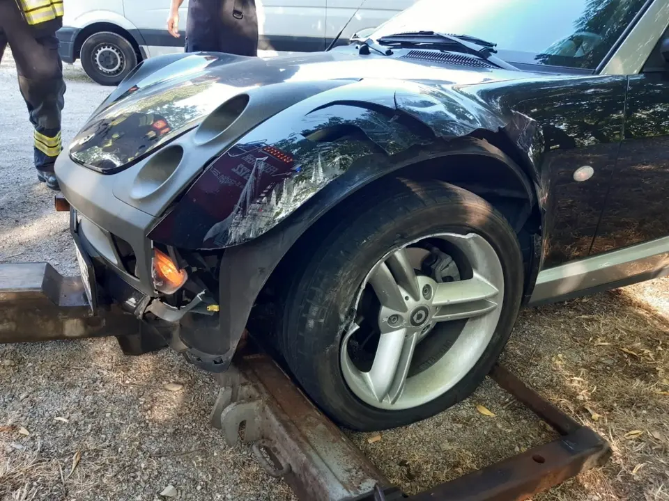 Verkehrsunfall PKW gegen LKW – Foto 3 von 3