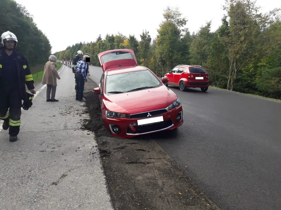 PKW in Straßenbankett – Foto 1 von 3