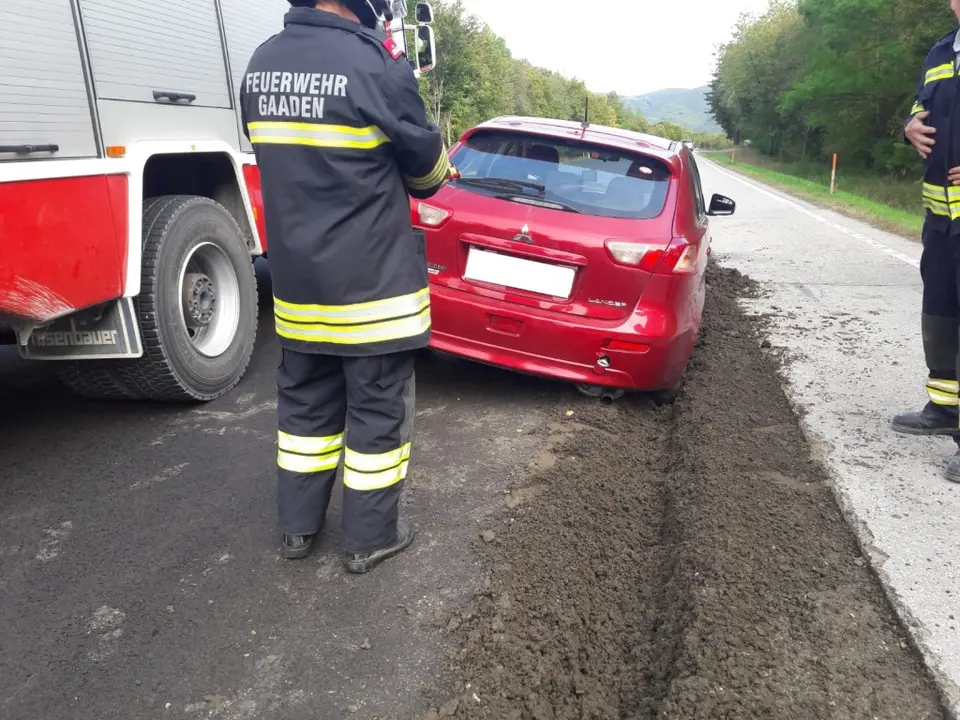 PKW in Straßenbankett – Foto 2 von 3