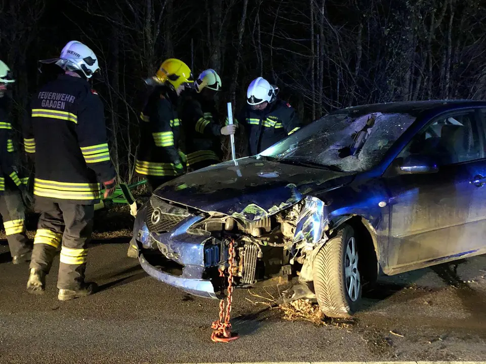 Schranken durchbohrt PKW – Lenker unverletzt – Foto 3 von 6