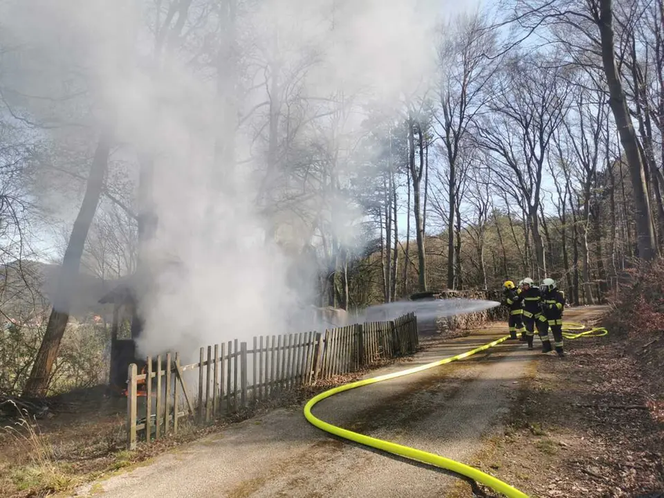 Gartenhütte in Vollbrand – Foto 1 von 12