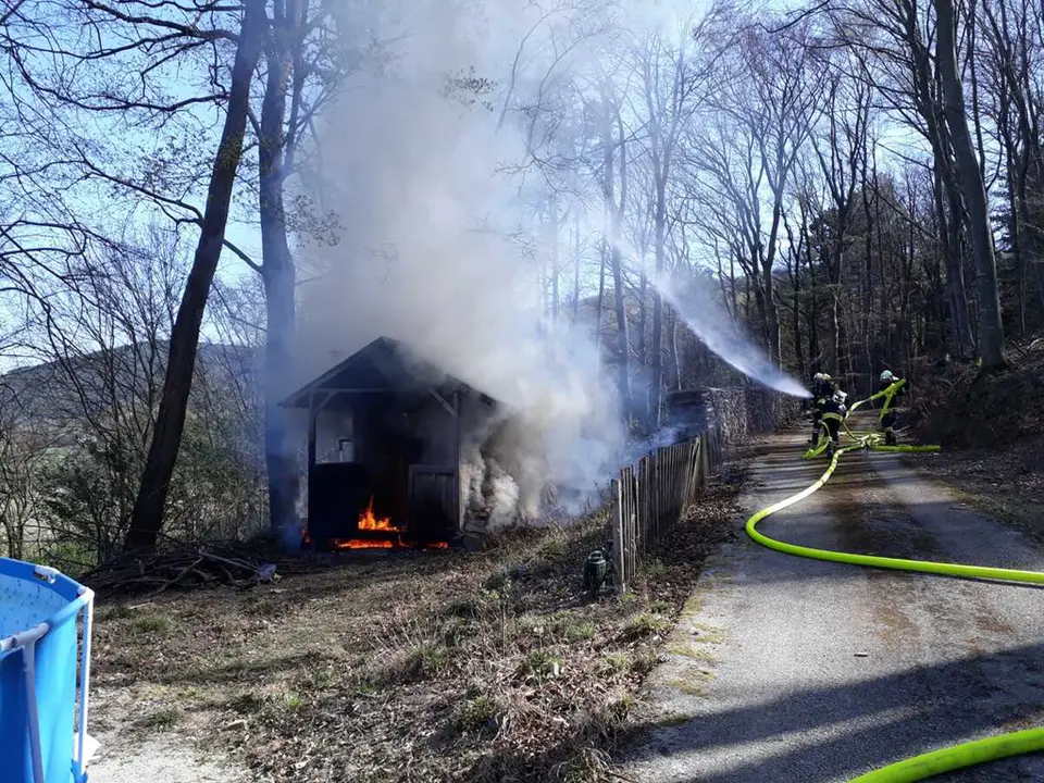 Gartenhütte in Vollbrand – Foto 2 von 12