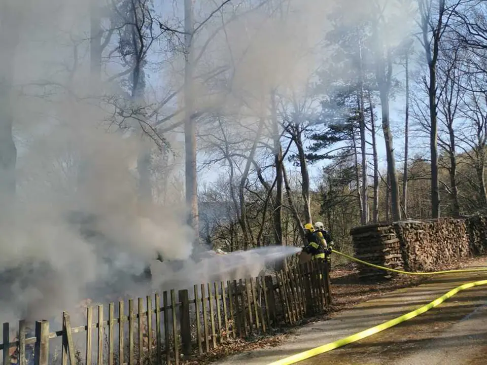 Gartenhütte in Vollbrand – Foto 3 von 12