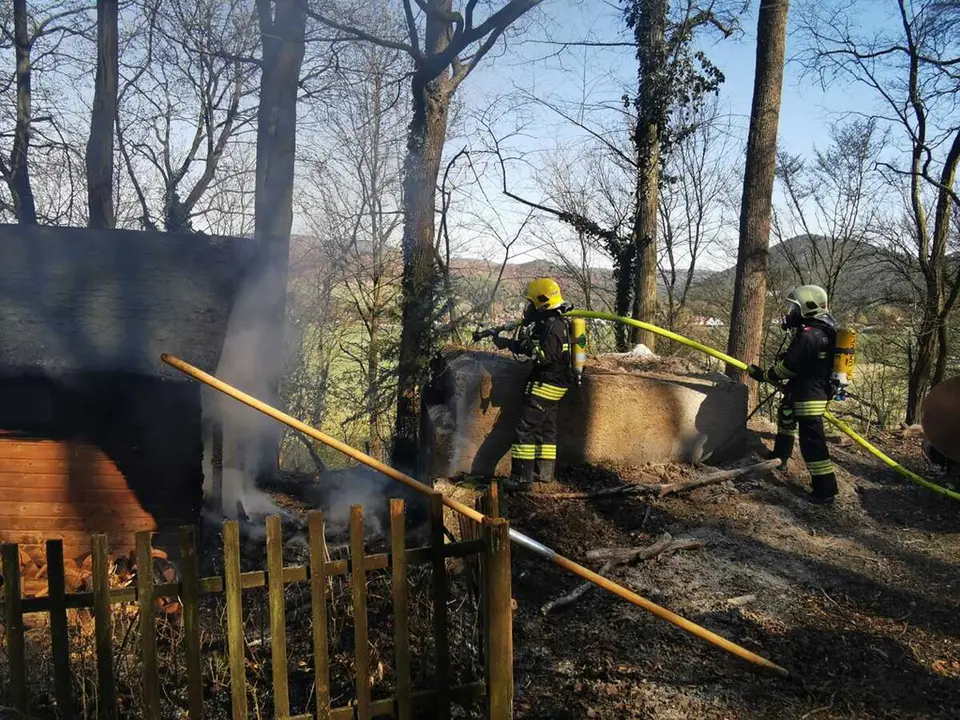 Gartenhütte in Vollbrand – Foto 4 von 12