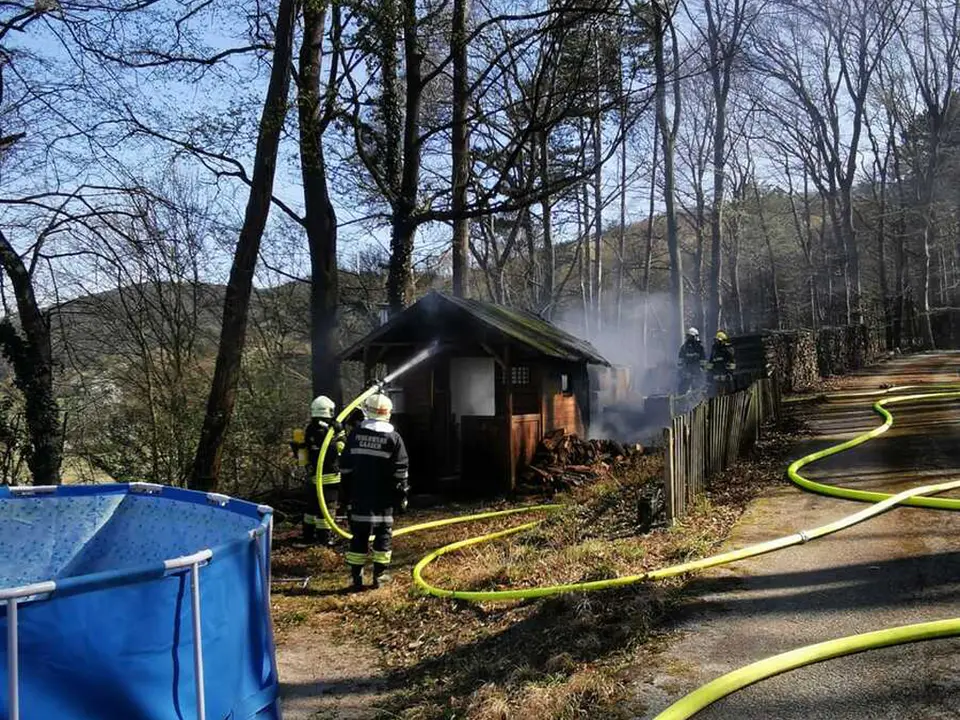 Gartenhütte in Vollbrand – Foto 5 von 12