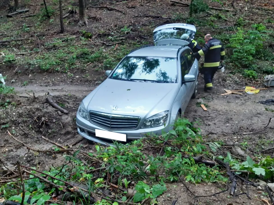Erneut kuriose PKW-Bergung am Anninger – Foto 1 von 5