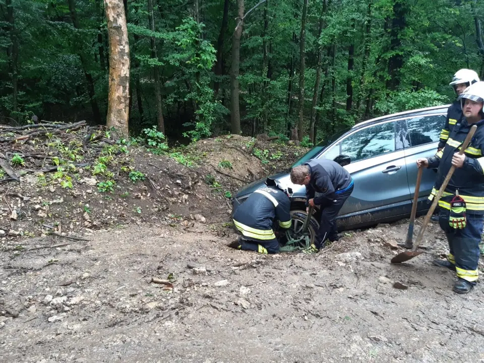 Erneut kuriose PKW-Bergung am Anninger – Foto 2 von 5