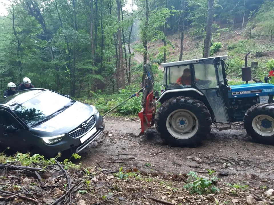 Erneut kuriose PKW-Bergung am Anninger – Foto 3 von 5