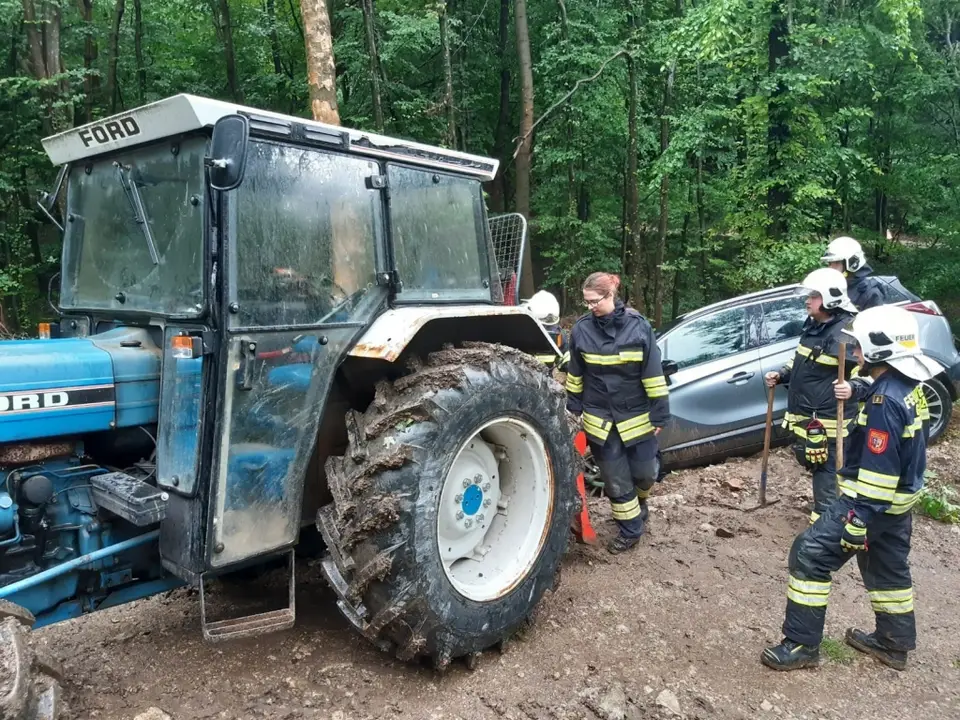 Erneut kuriose PKW-Bergung am Anninger – Foto 4 von 5