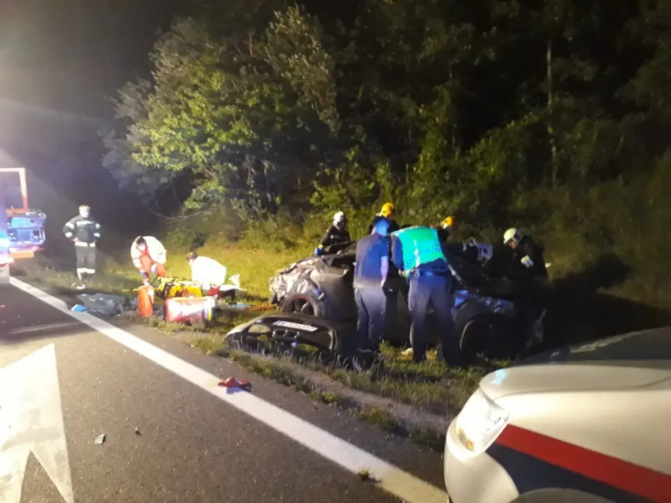 Zwei eingeklemmte Personen nach Verkehrsunfall befreit – Foto 1 von 6