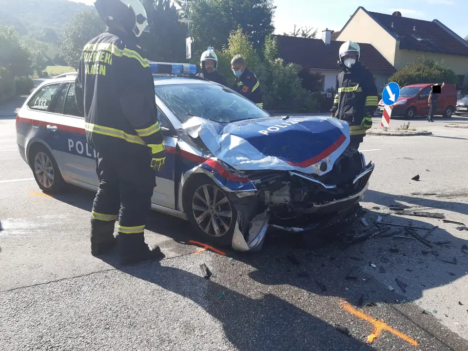 Verkehrsunfall im Ortsgebiet – Foto 1 von 4