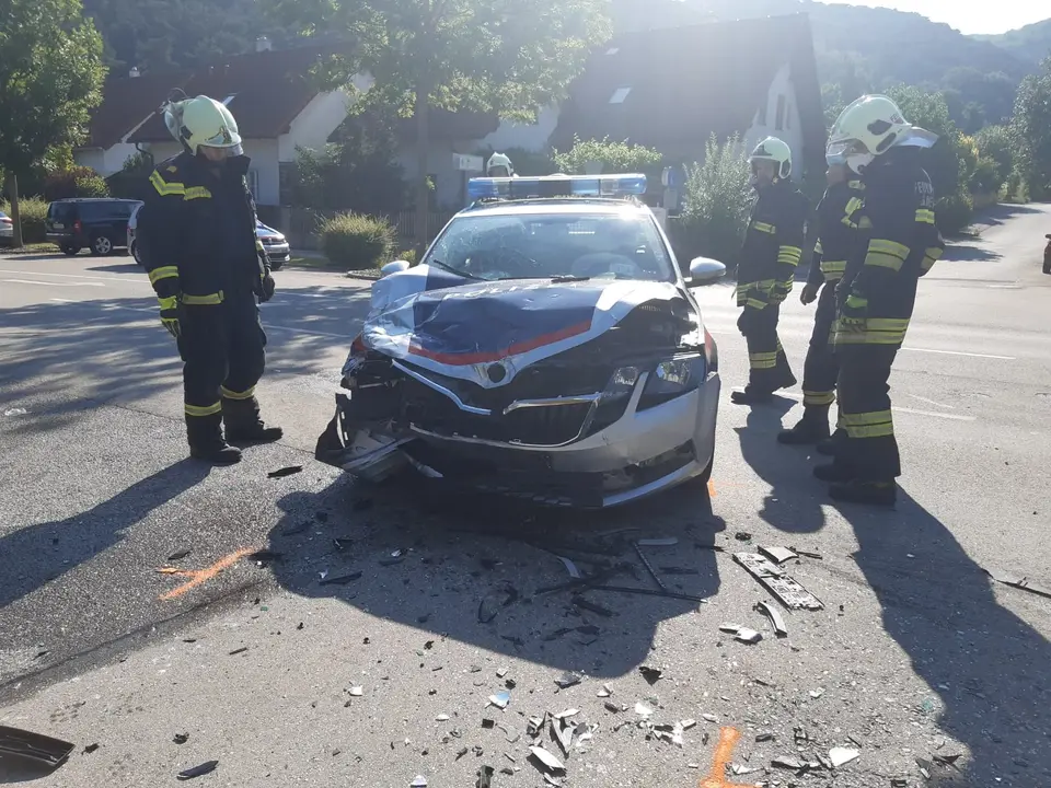 Verkehrsunfall im Ortsgebiet – Foto 2 von 4