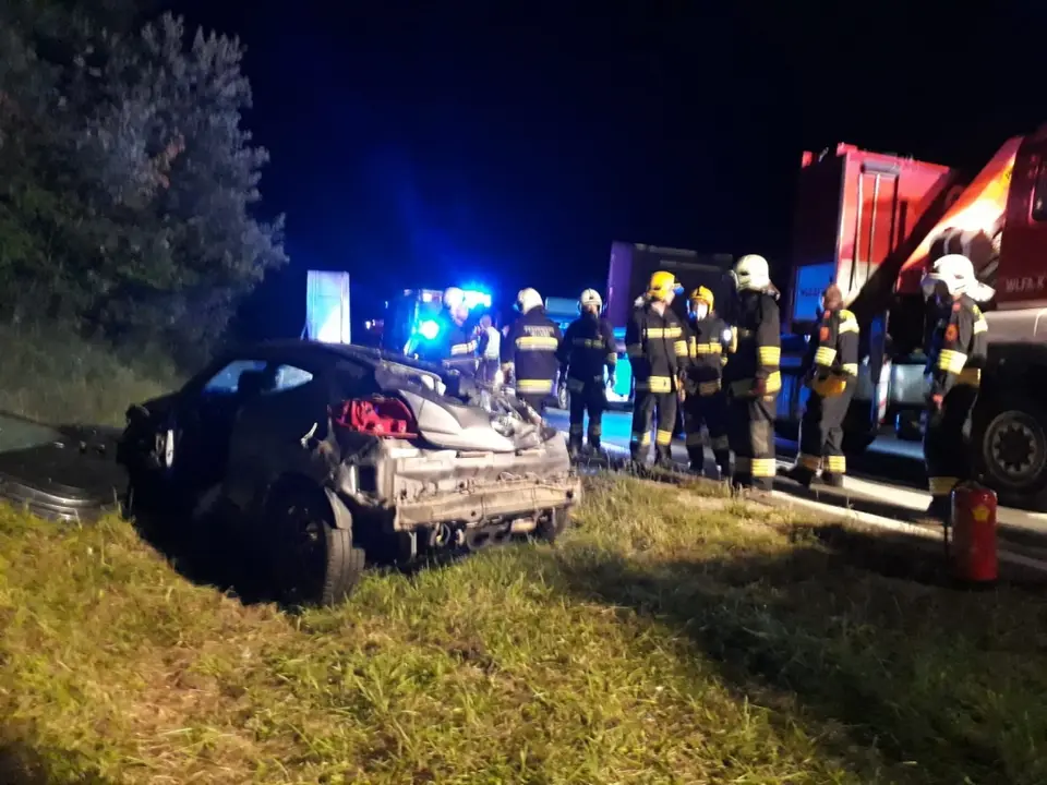 Zwei eingeklemmte Personen nach Verkehrsunfall befreit – Foto 2 von 6