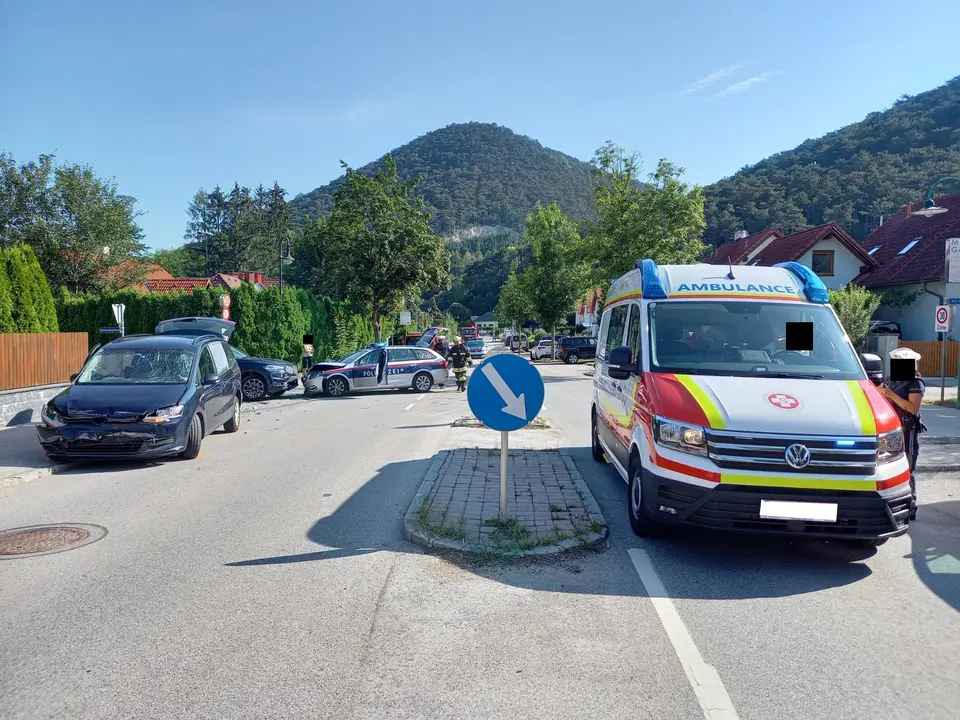 Verkehrsunfall im Ortsgebiet – Foto 3 von 4