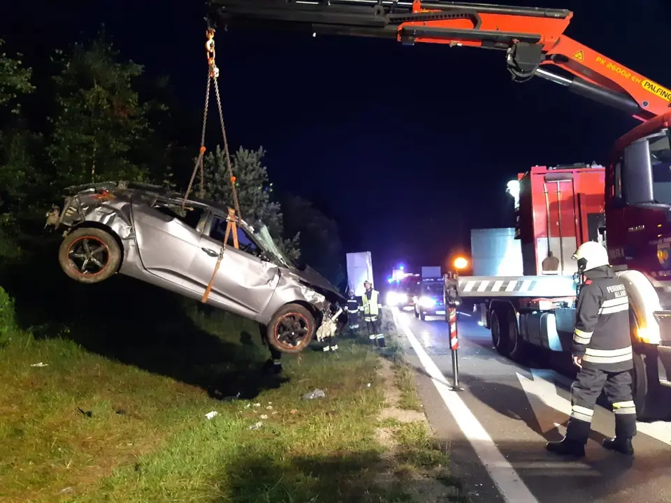 Zwei eingeklemmte Personen nach Verkehrsunfall befreit – Foto 3 von 6