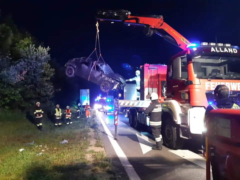 Zwei eingeklemmte Personen nach Verkehrsunfall befreit – Foto 4 von 6