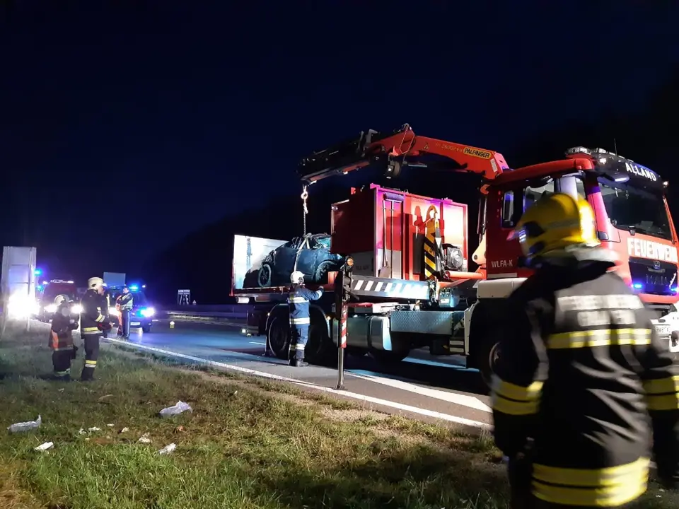 Zwei eingeklemmte Personen nach Verkehrsunfall befreit – Foto 5 von 6