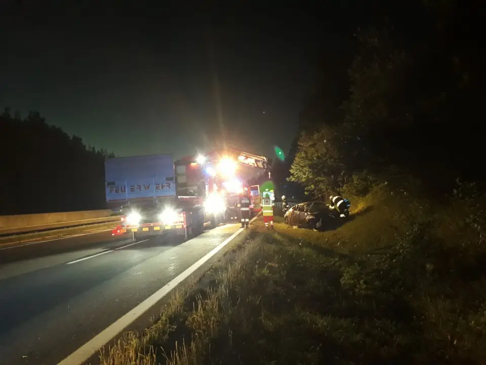 Zwei eingeklemmte Personen nach Verkehrsunfall befreit – Foto 6 von 6