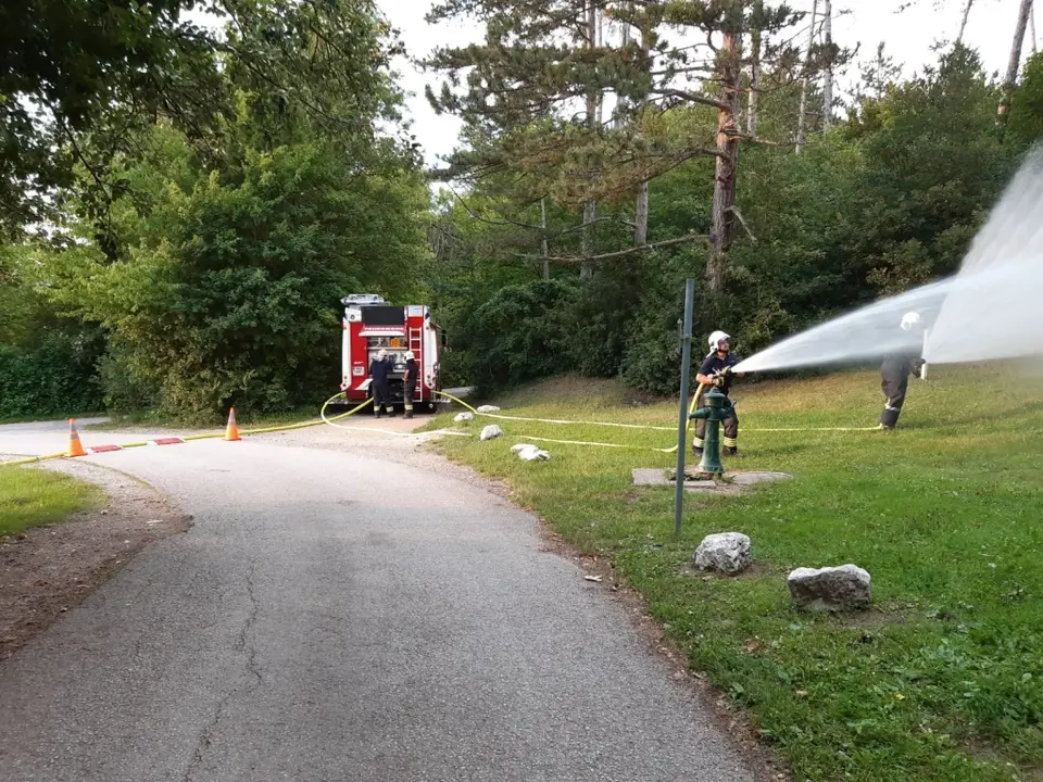 Übung Löschwasserförderung – Foto 7 von 8