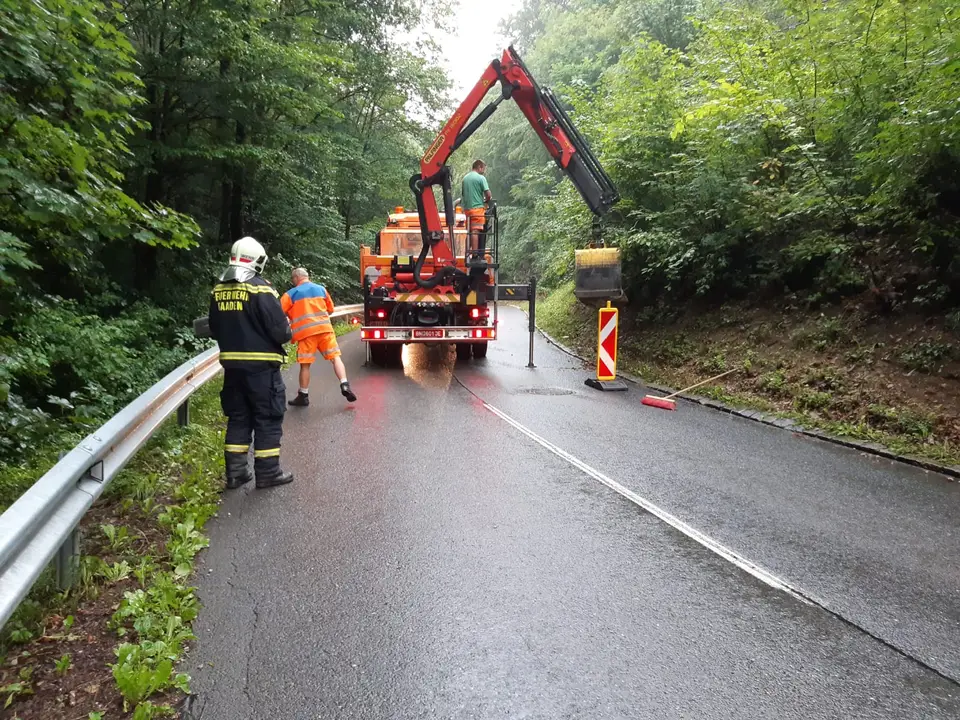 Felsbrocken auf Straße – Foto 2 von 2