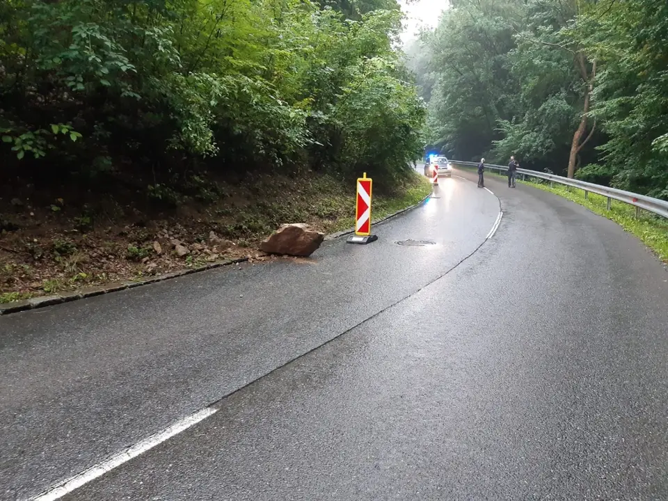 Felsbrocken auf Straße – Foto 1 von 2