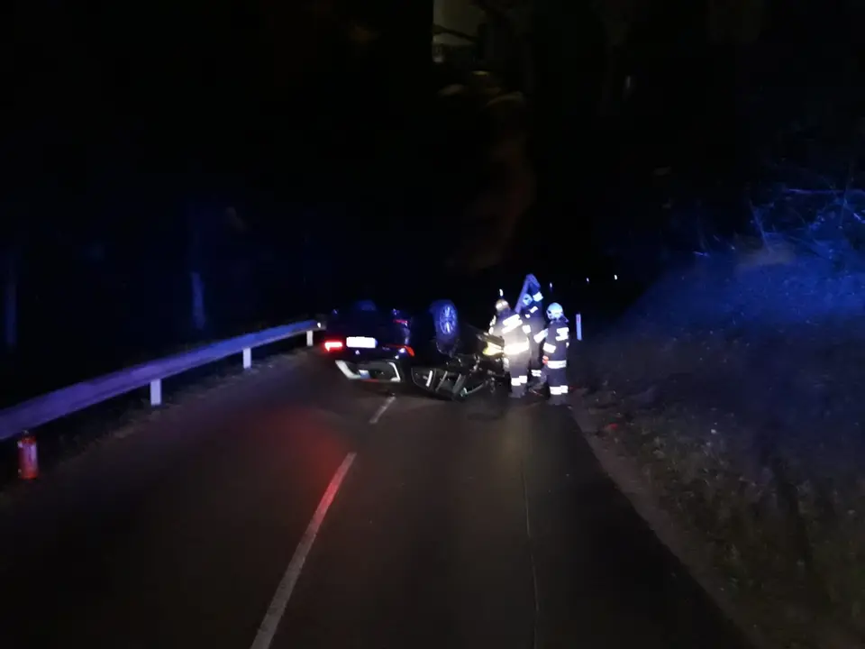 PKW überschlug sich in S-Kurve – Foto 1 von 4