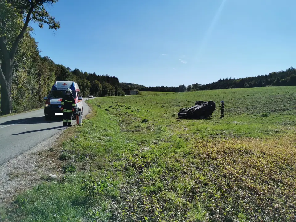 PKW-Überschlag auf der L4010 – Foto 1 von 5