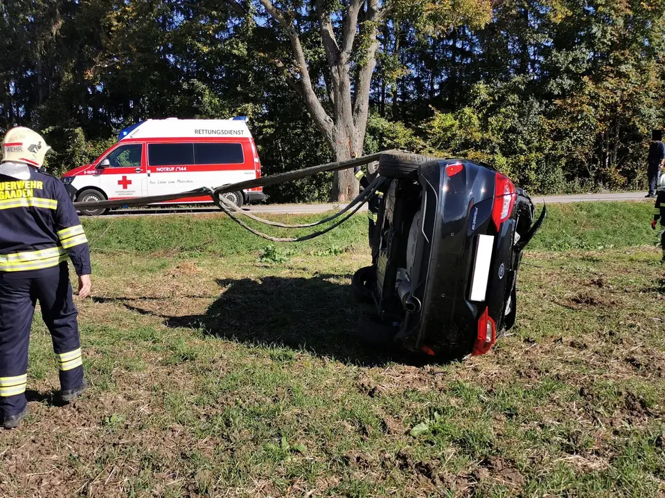 PKW-Überschlag auf der L4010 – Foto 2 von 5