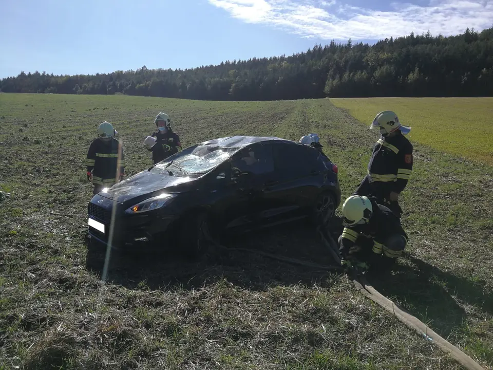 PKW-Überschlag auf der L4010 – Foto 3 von 5