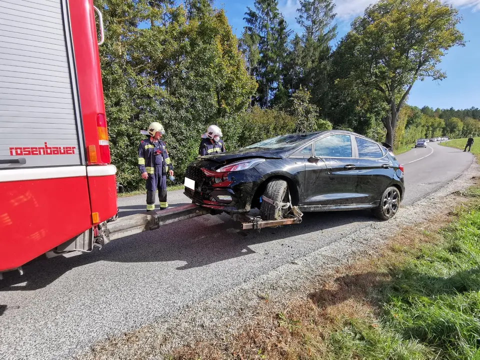 PKW-Überschlag auf der L4010 – Foto 4 von 5