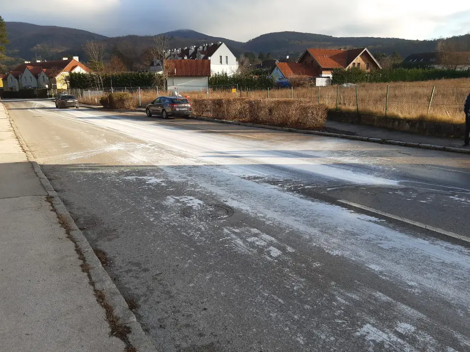 Fahrbahnverunreinigung im Ortsgebiet – Foto 1 von 6