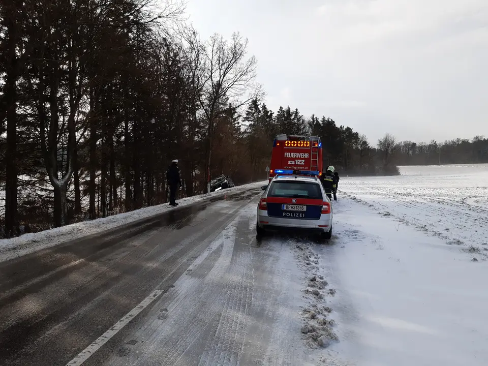 Fahrzeugbergung auf der L4010 – Foto 1 von 3