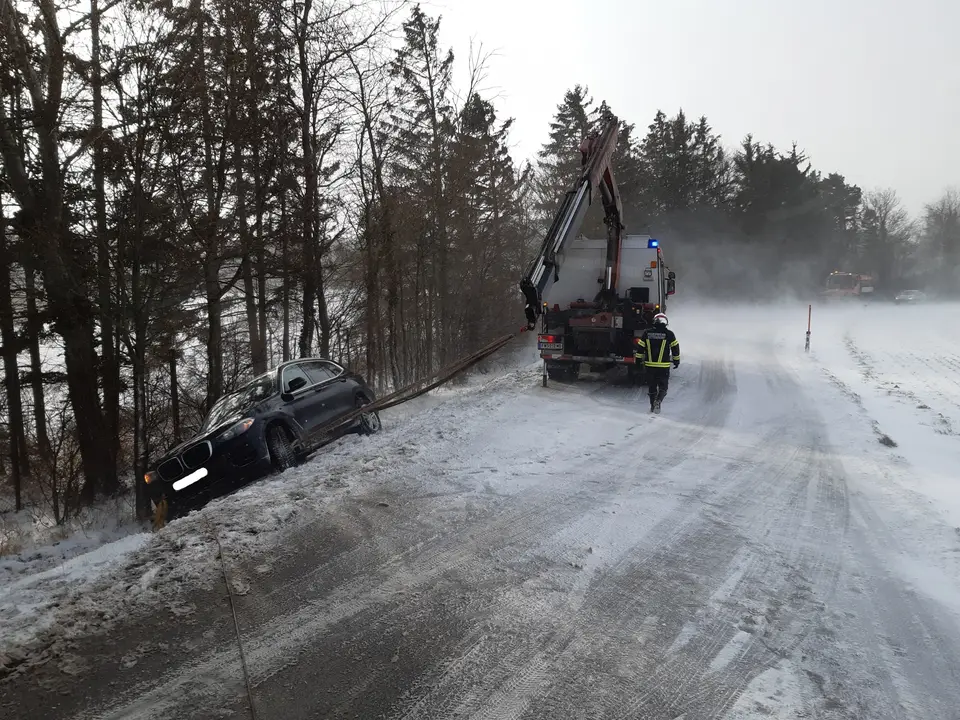 Fahrzeugbergung auf der L4010 – Foto 3 von 3