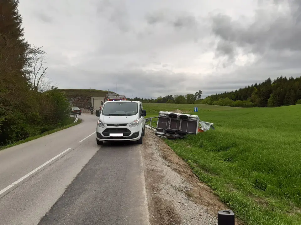 PKW-Anhänger im Graben – Foto 1 von 6