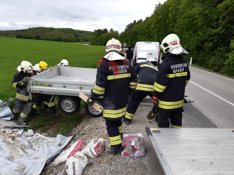 PKW-Anhänger im Graben – Foto 5 von 6