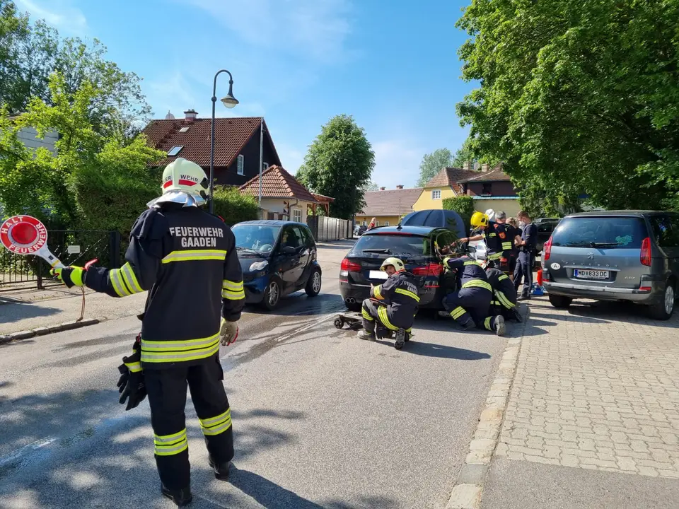 Fahrzeugbrand vor dem Feuerwehrhaus – Foto 2 von 2