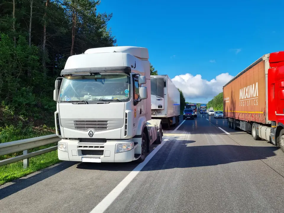 Vermeintlicher LKW-Brand auf der A21 – Foto 1 von 3