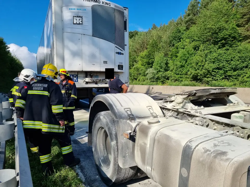 Vermeintlicher LKW-Brand auf der A21 – Foto 2 von 3