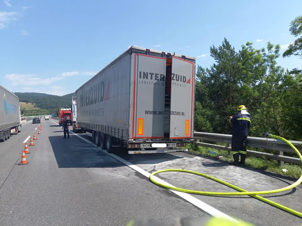 LKW-Reifenbrand auf der A21 – Foto 2 von 4