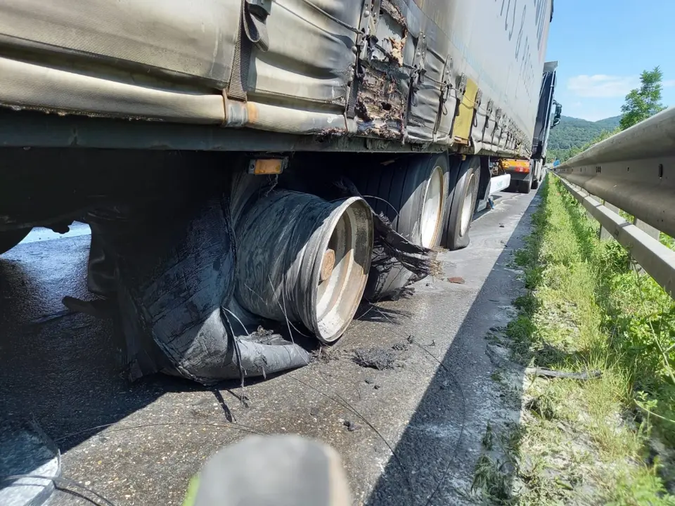 LKW-Reifenbrand auf der A21 – Foto 4 von 4