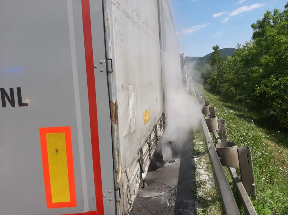 LKW-Reifenbrand auf der A21 – Foto 1 von 4