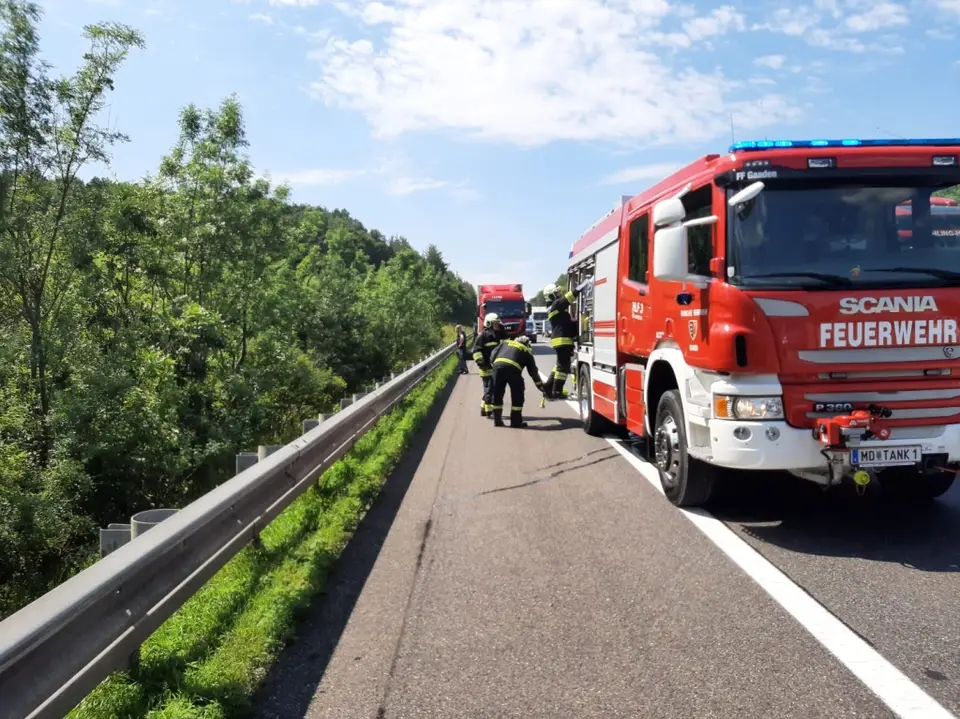 LKW-Reifenbrand auf der A21 – Foto 3 von 4