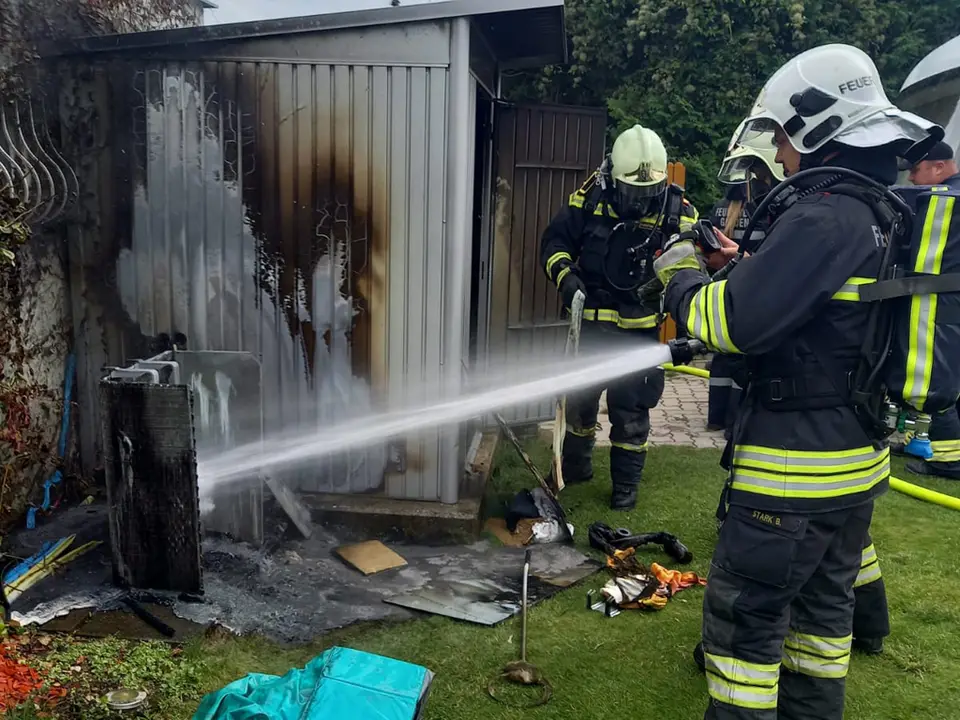 Brand einer Gartenhütte – Foto 2 von 4