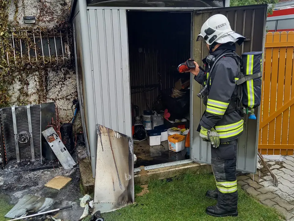 Brand einer Gartenhütte – Foto 3 von 4