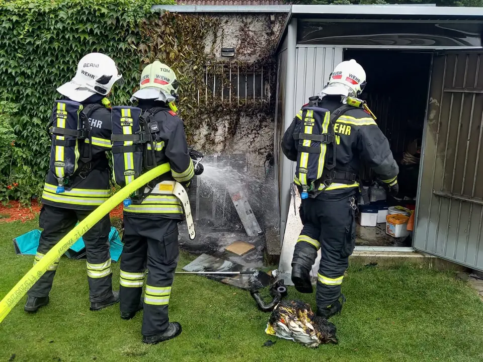 Brand einer Gartenhütte – Foto 1 von 4