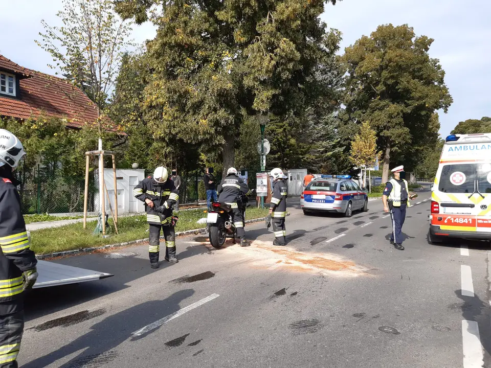 PKW gegen Motorrad – Foto 1 von 3