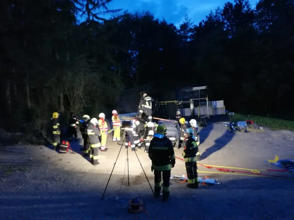 Übung Menschenrettung aus KFZ – Foto 3 von 4